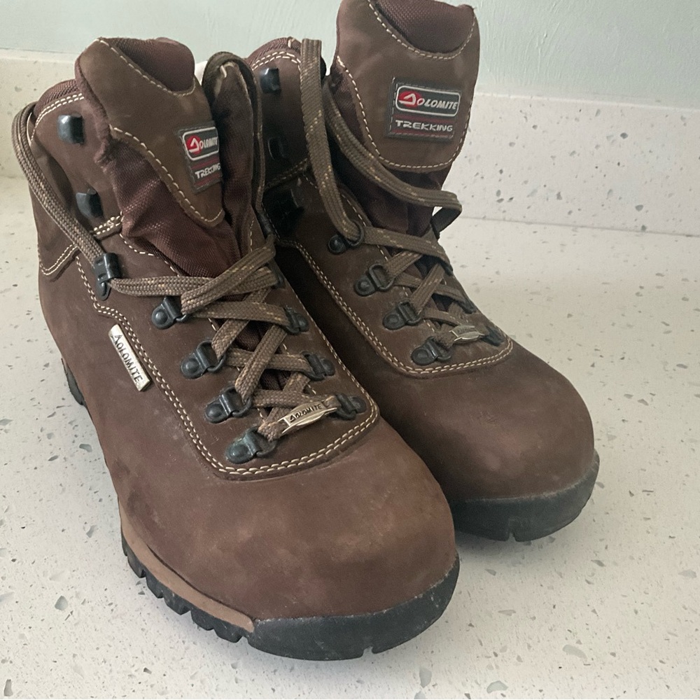 Womens DOLOMITE Trekkers hiking boots. Fits8.5-9 Padded, soft warm interior.